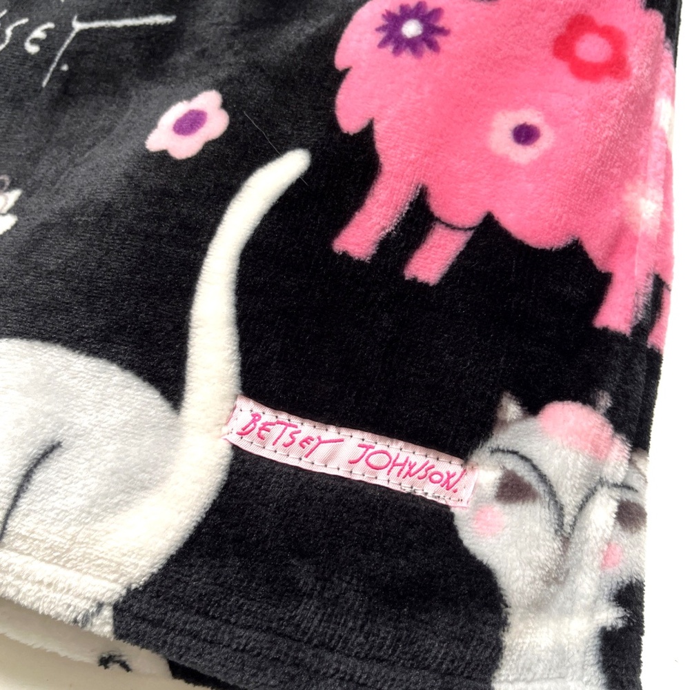 NWT Betsey Johnson Plush Throw Blanket Pink Black Cats 50x60 Ultra Soft Cozy - Picture 4 of 6